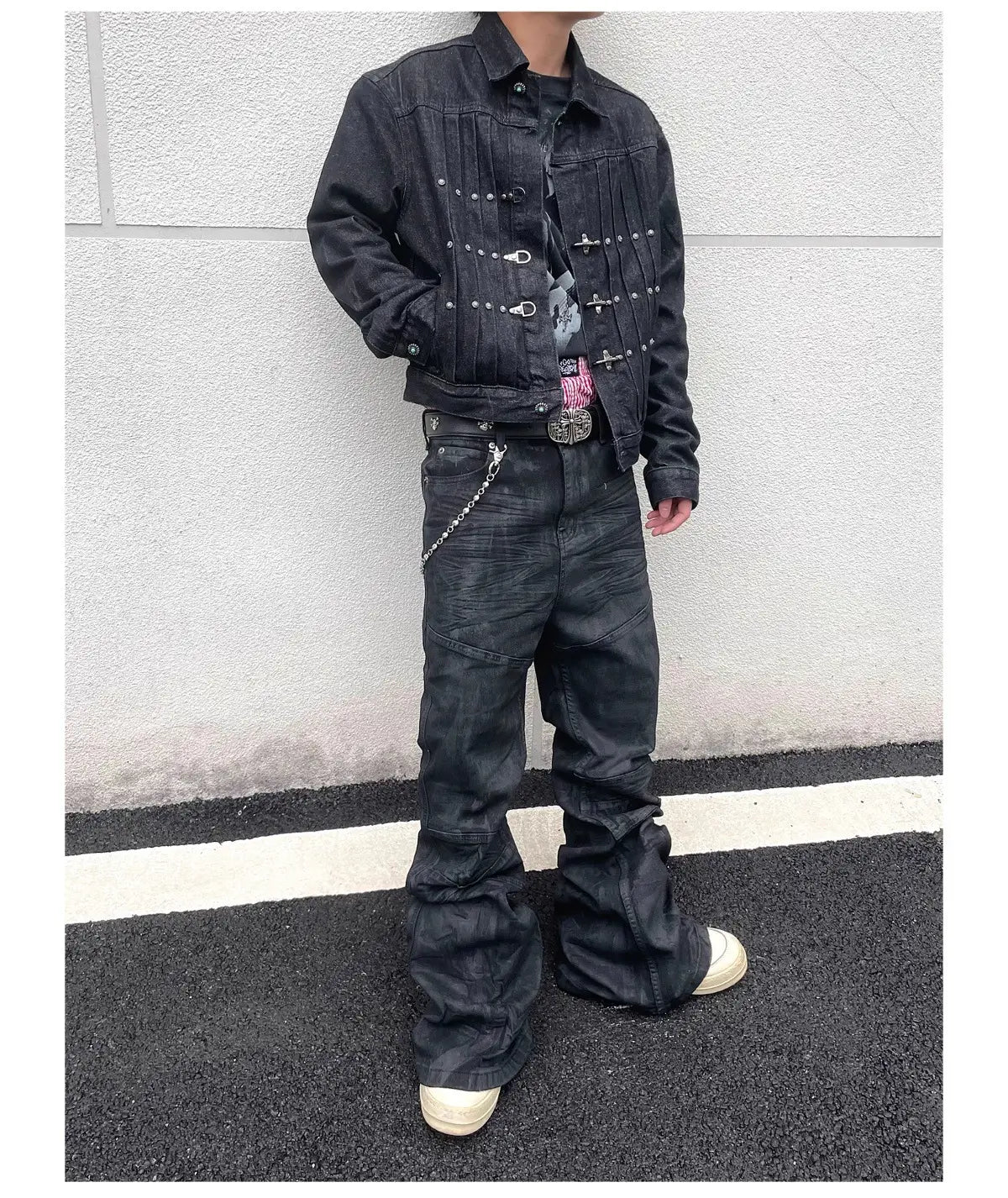 Veste en denim noire avec une quincaillerie à tons argentés et des détails de surpiqûres décoratives, associée à des jeans empilés en denim noir Y2k vintage pour hommes.