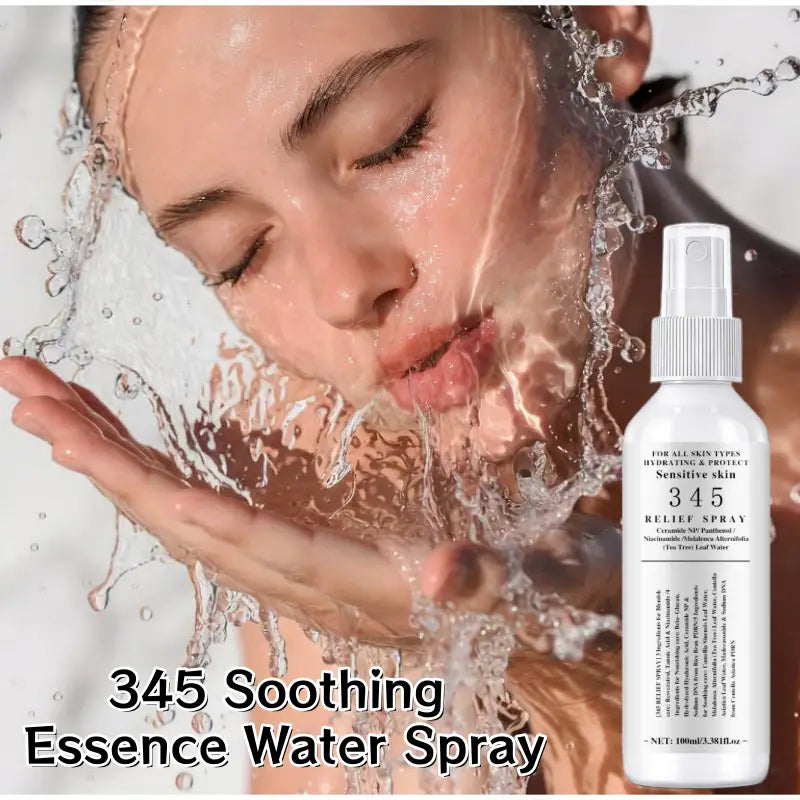 クリアノズルとホワイトキャップを備えた、345スキンケアセットより提供される「345ソothing essence waterスプレー」と表示のホワイトスプレーボトル。あらゆる肌タイプに適しています。