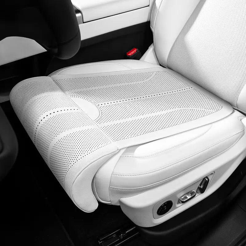 Weißer, perforierter Sitzbezug aus Mesh mit vernähten Kanten und einem eleganten, modernen Design zur Beinstütze an einem braun perforierten Fahrzeugsitzkissen.