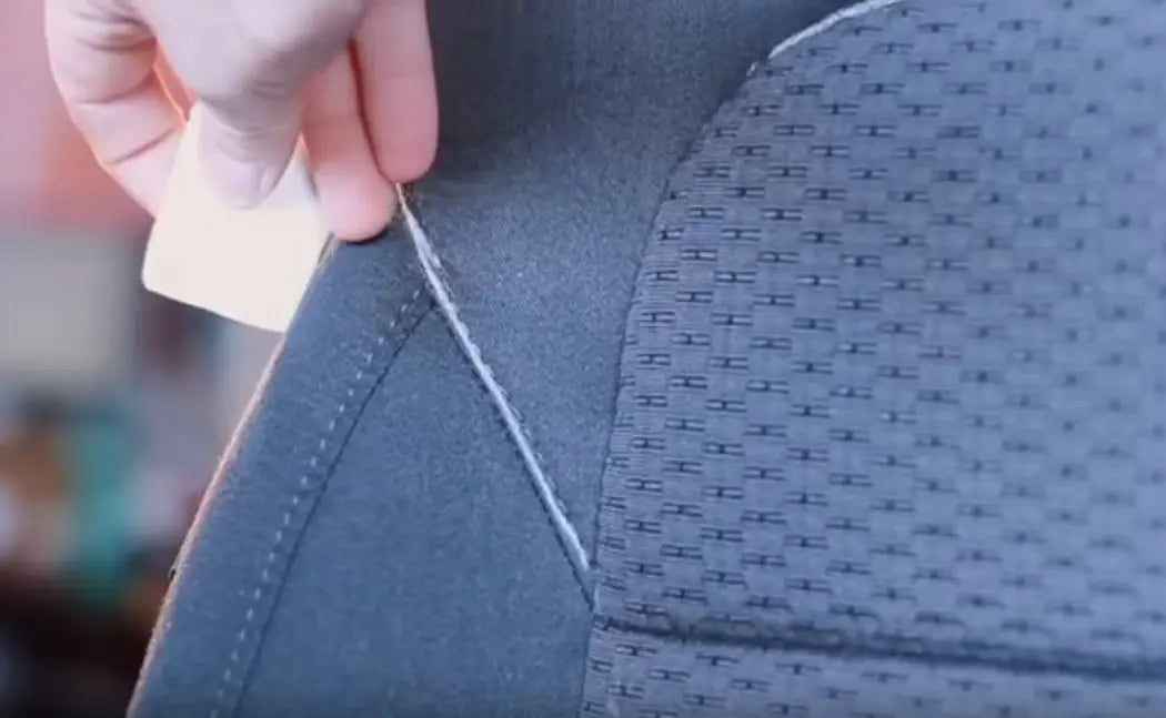 Funda universal para asiento de automóvil de color gris oscuro, con patrón tejido texturizado y costura precisa, incluida en la colección de juego completo negro y color canela.