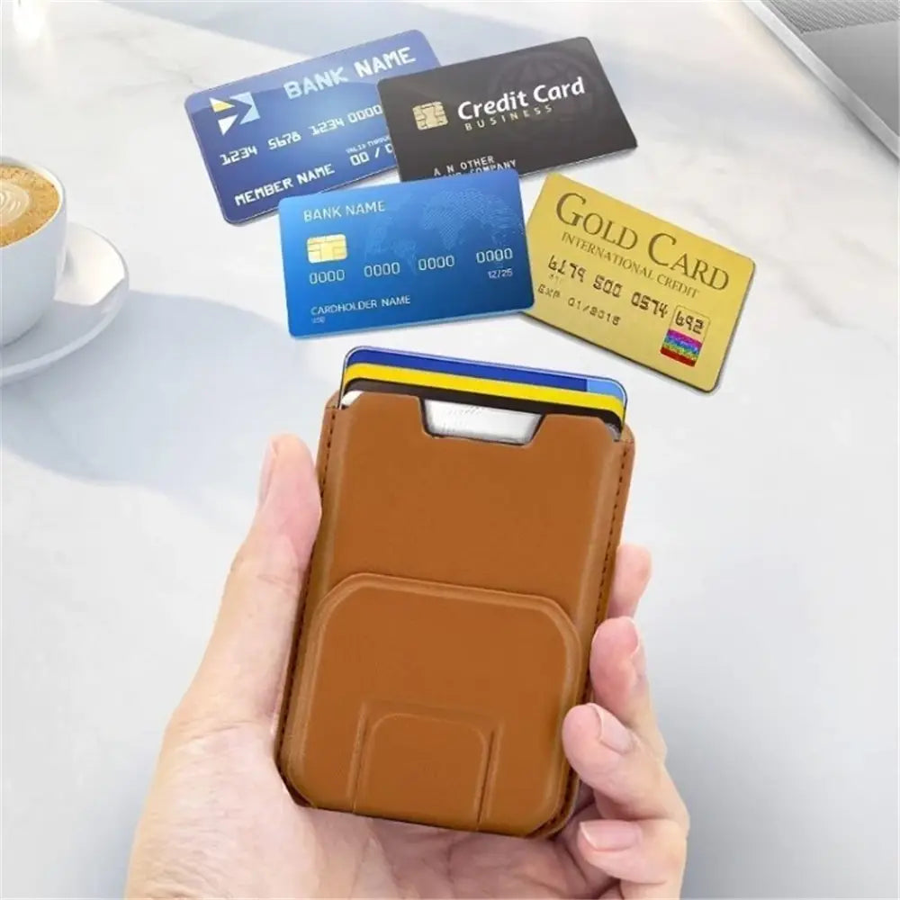 Support de carte de téléphone en cuir marron avec emplacements magnétiques maintenant plusieurs cartes de crédit, présenté sous un angle frontal, conçu comme étui porte-cartes pour iPhone 15 14 13 Pro Max.