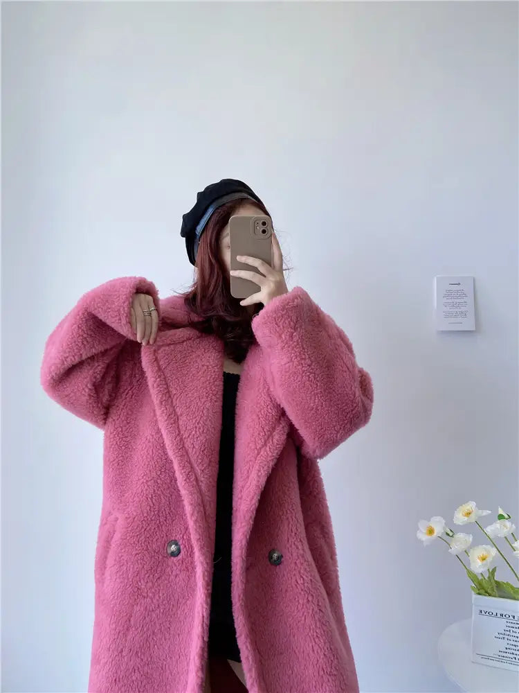 Abrigo exterior tipo osito de peluche largo para mujer de lana en un vibrante rosa, mullido, con textura esponjosa suave y diseño cruzado de doble botonadura, adecuado para medir el contorno de pecho y el contorno de cadera, con excelente soporte de servicio de atención al cliente.