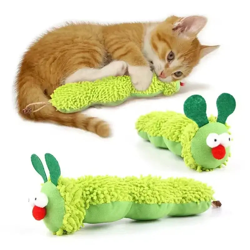 ふわふわした質感と赤い鼻を備えた、鮮やかな緑のプラッシュ製キャットニップ・イモムシ型おもちゃ。猫用玩具製品として、インタラクティブに遊べます。