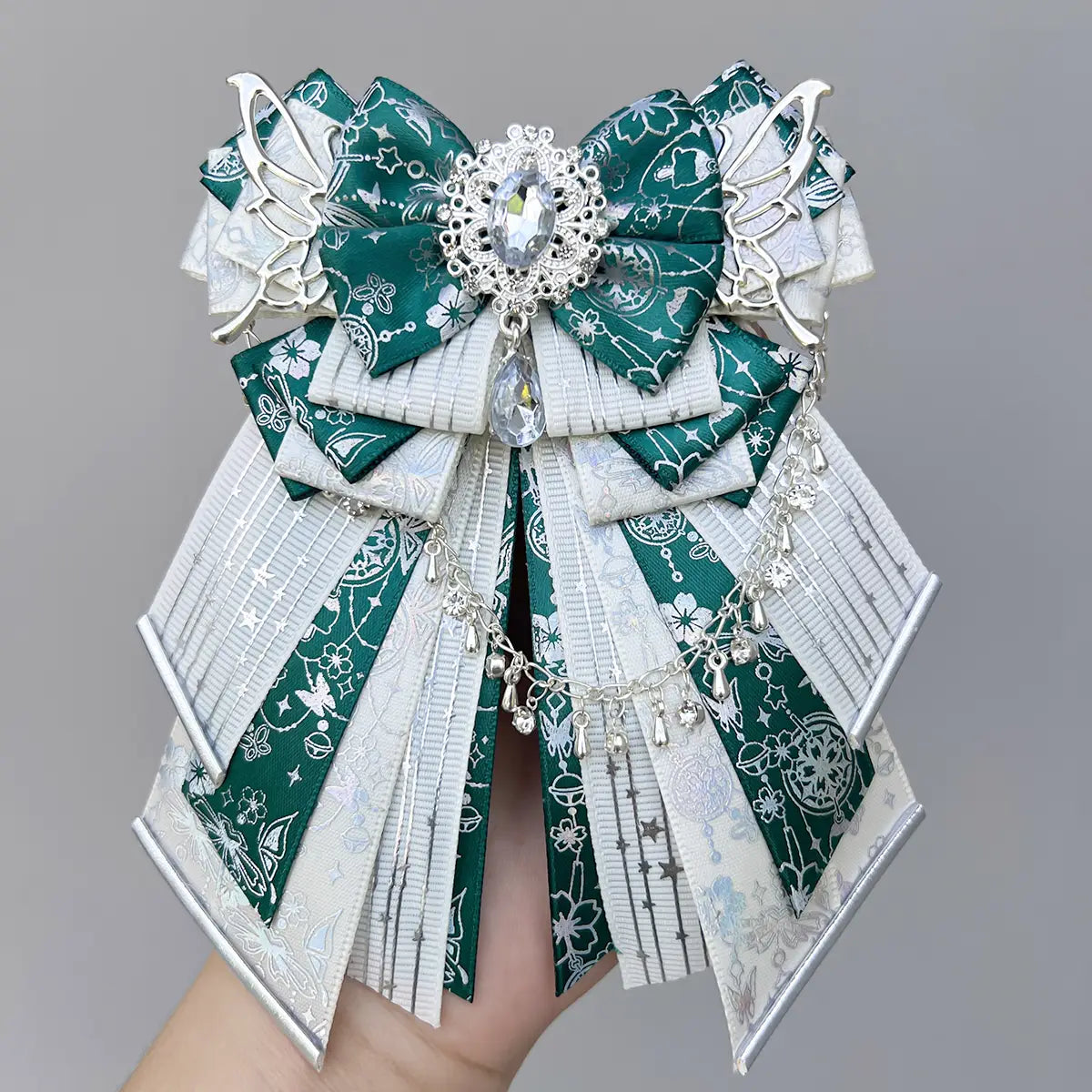 贅沢なinsスタイルの手作り補助用扇子風リボン。Itaバッグのアクセサリーとして、華やかな緑と白のリボンにシルバーの蝶アクセント、中央のクリスタル装飾、下垂するチェーンのディテールを備えています。