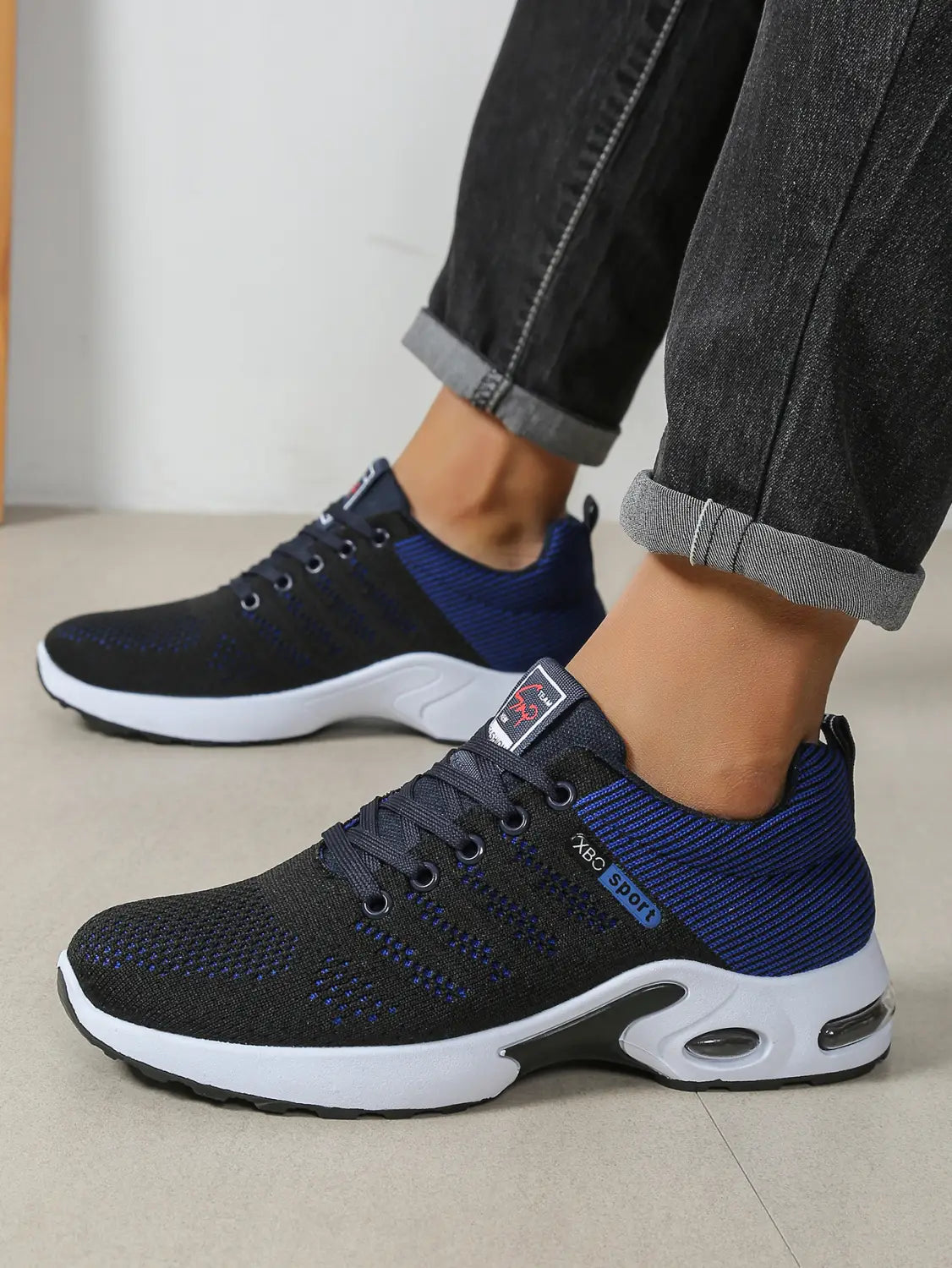Baskets décontractées pour hommes en maille, chaussures de marche légères, en maille noire et bleu marine, avec une semelle intermédiaire blanche et des unités de coussin d’air.