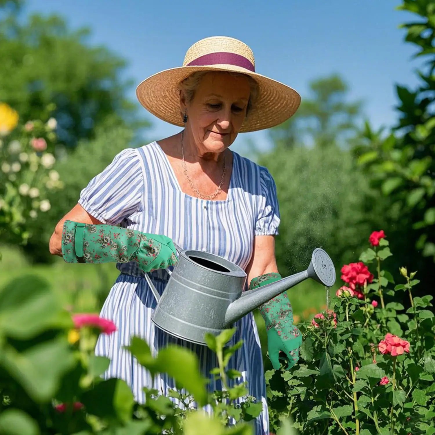 Arrosoir métallique argenté avec bec long et buse perforée, affiché à côté de gants de jardinage floraux pour femmes respirants et anti-épines.