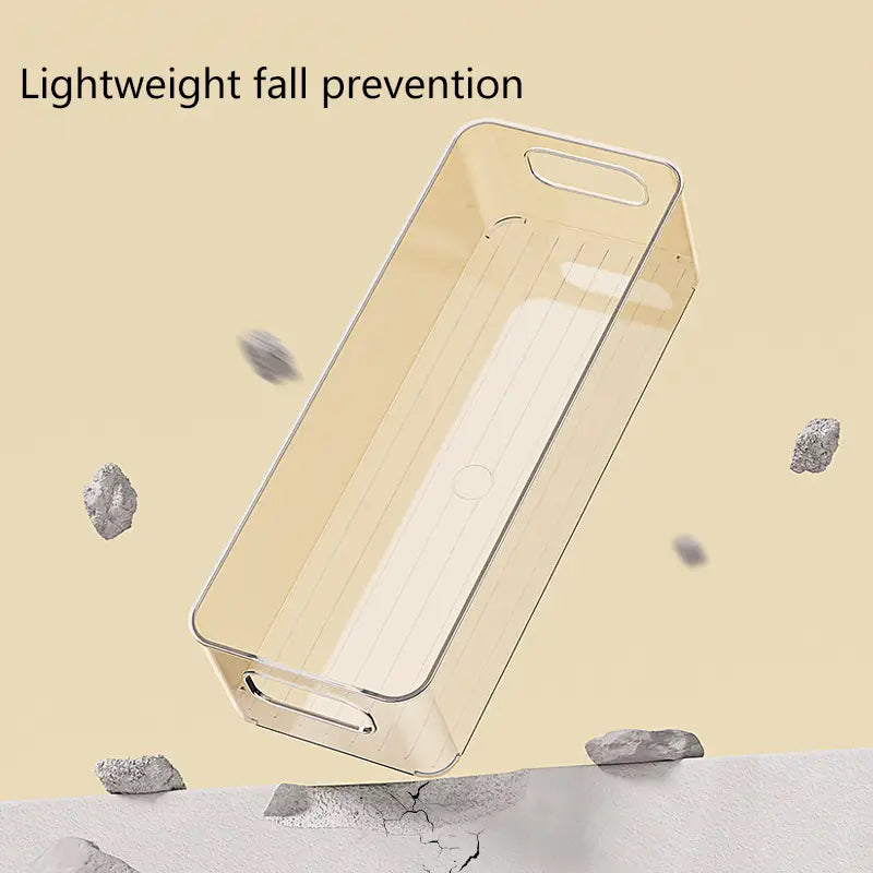 Bac de rangement pour réfrigérateur en plastique transparent avec poignées intégrées et nervures verticales, afin d’aider à prévenir les chutes légères.