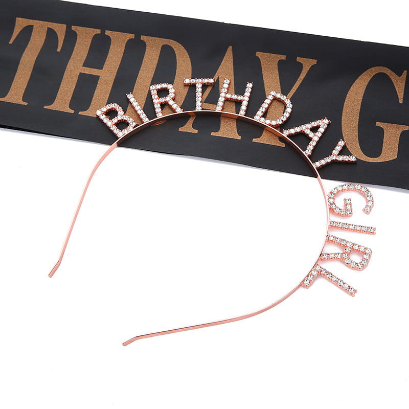 Diadema tipo tiara con pedrería color rosa oro para chica de cumpleaños, adornada con pedrería brillante que forma la expresión "birthday girl" para celebraciones.