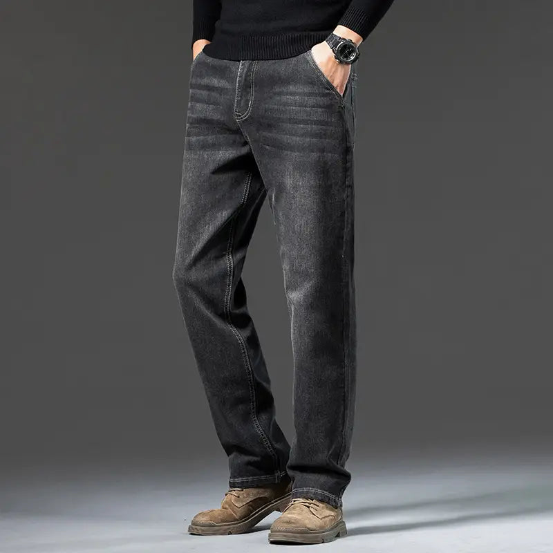 Jeans rétro délavés coupe droite ample pour hommes en denim gris foncé, avec des détails de surpiqûres visibles et une coupe droite.