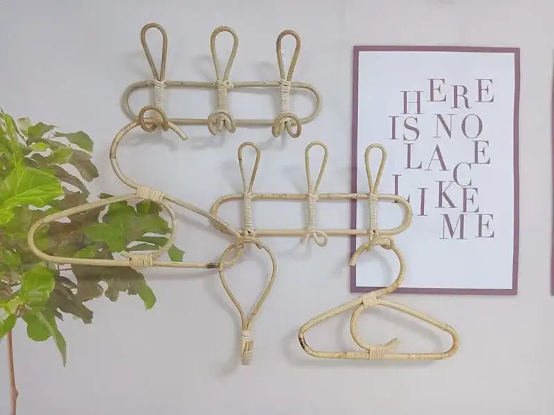 Beiger geflochtener Rattan-Kinder-Wandhaken zur Aufbewahrung von Kleidung mit natürlichem rustikalem Design und wandmontierter Ausführung.