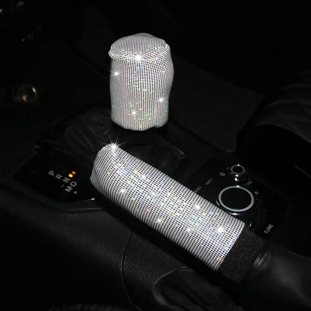 Schimmernder Schalthebelknopf und Handbremsenabdeckung mit silbernen Strasssteinen im Set für eine Bling-Strass-Lenkradabdeckung, die den Auto-Innenraum mit einem bezaubernden Design aufwertet