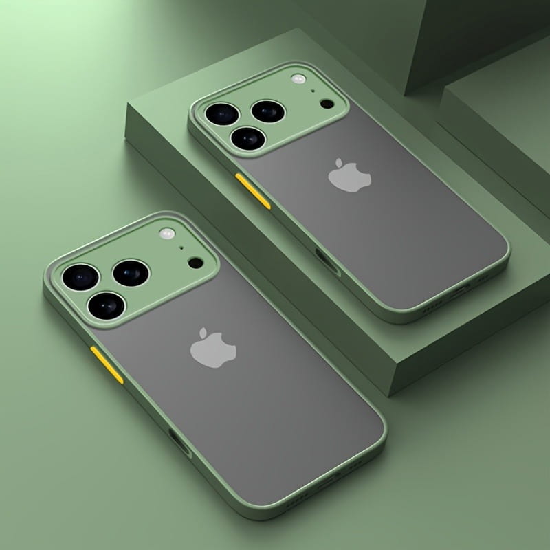 Carcasa transparente para iPhone con armadura translúcida resistente a impactos, en color verde menta, con franja de acento amarilla, mostrada desde el reverso.