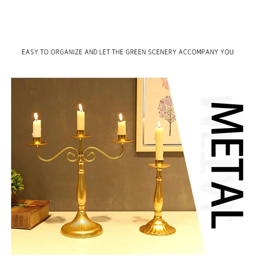 candelabre en métal fini doré avec trois bras et un support de bougie unique plus grand, adapté comme décoration de table moderne et pour un mariage d’hôtel à esthétique européenne.