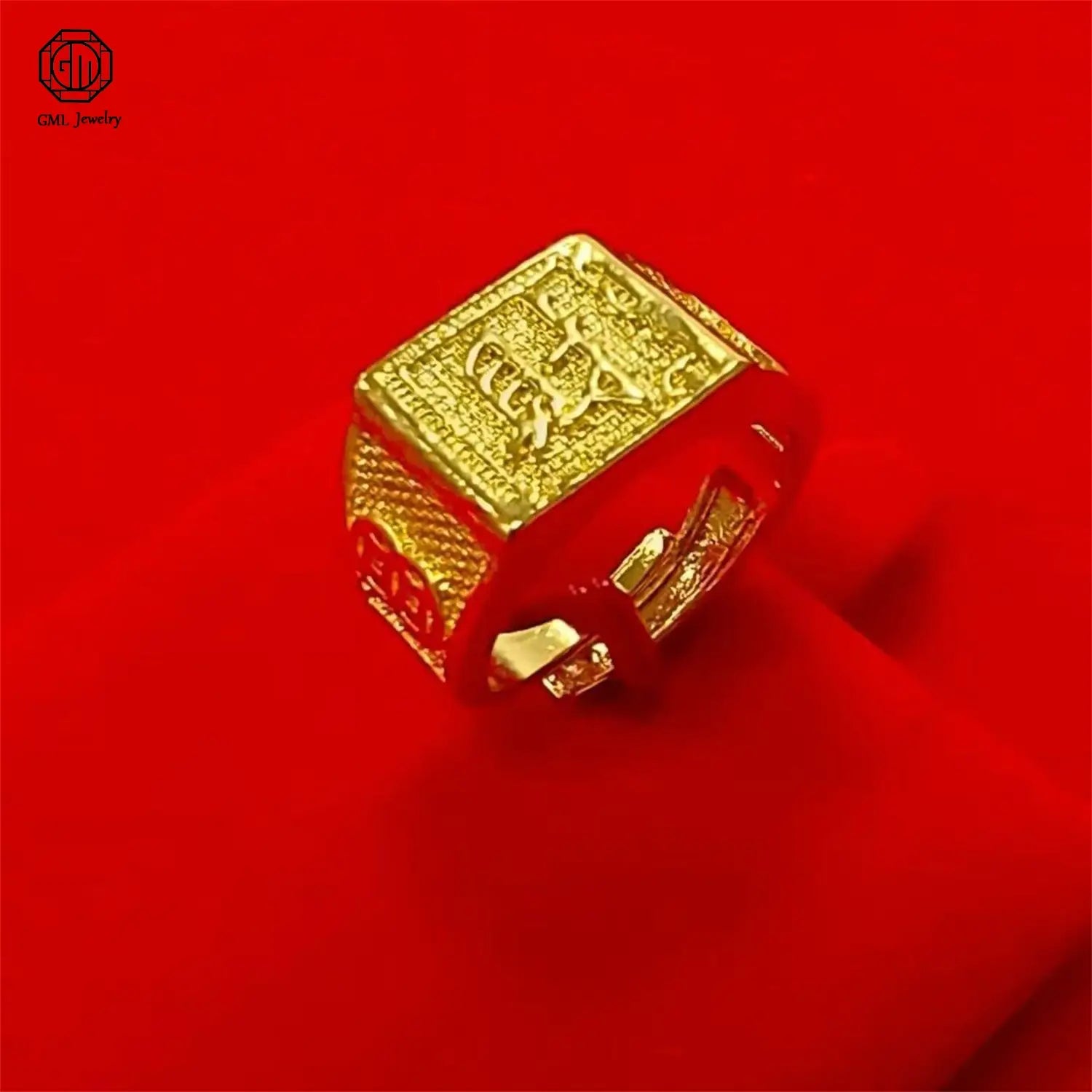 Anillo ajustable en oro arena de color dorado, con intrincados patrones grabados en una banda ancha mate resistente al desvanecimiento, diseñado como anillo ajustable de oro unisex.