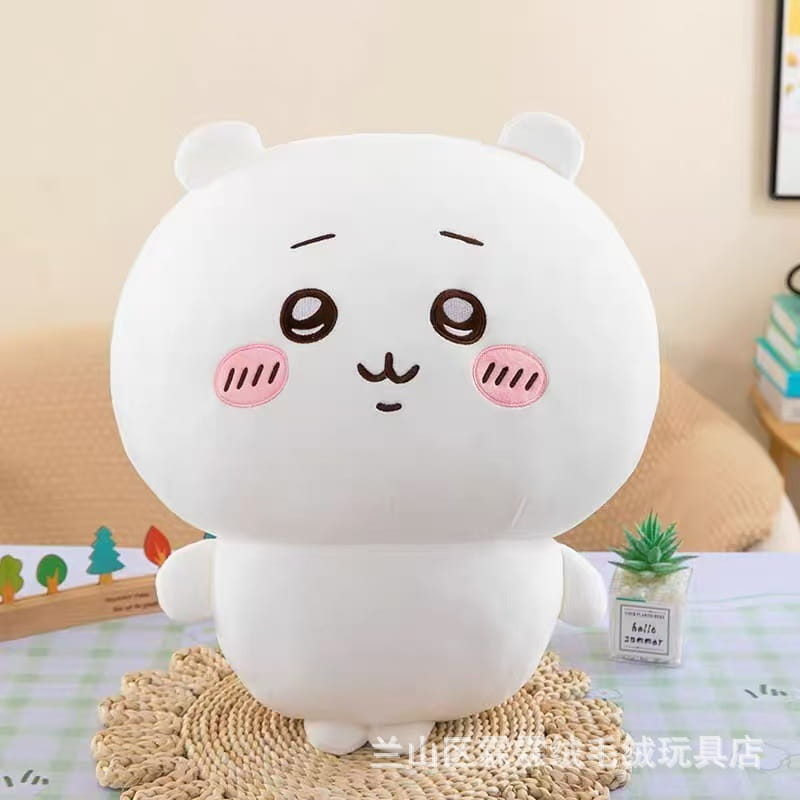Oso de peluche blanco chiikawa con mejillas rosadas y rasgos faciales negros sencillos; animal de peluche suave.