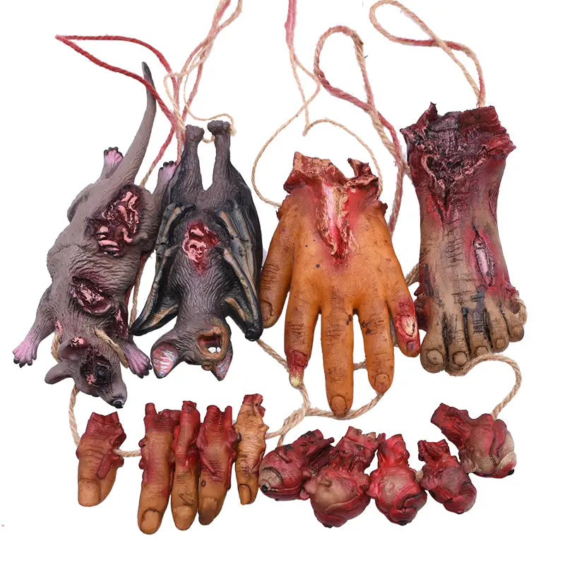 Ensemble de fausses parties du corps suspendues d’Halloween sanglantes comprenant des membres et des créatures en plastique réalistes et effroyables, avec des détails sanglants, pour une utilisation en décoration d’horreur