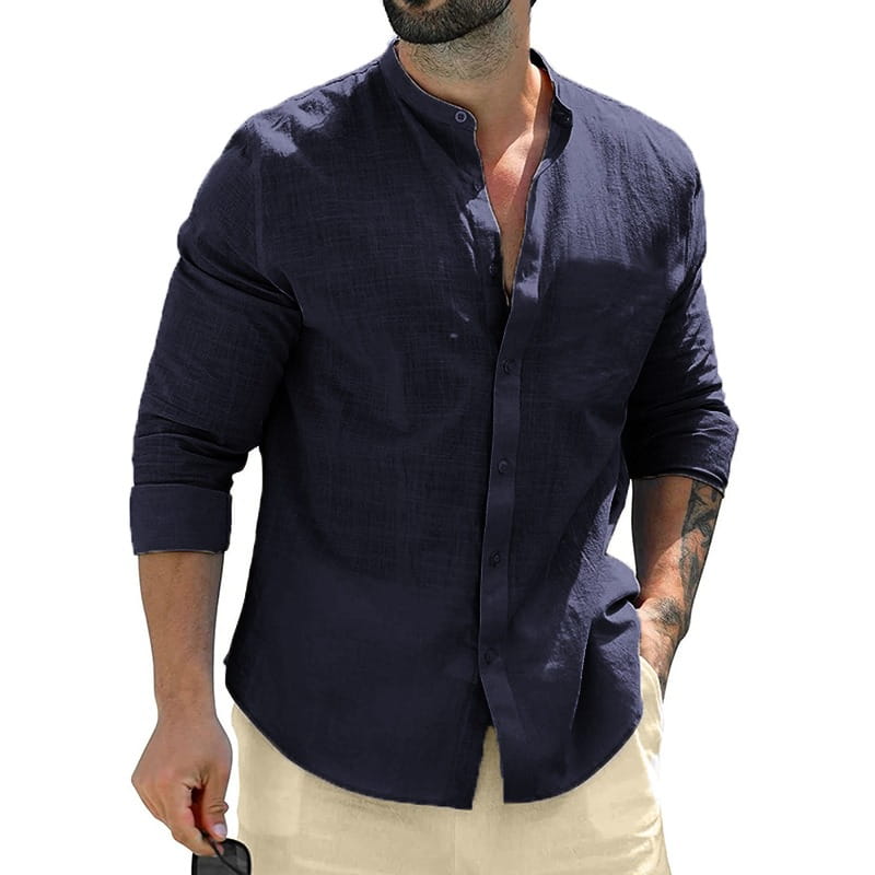 Chemise décontractée en lin pour homme à col mandarin bleu marine foncé, avec fermeture boutonnée sur le devant et manches retroussées.