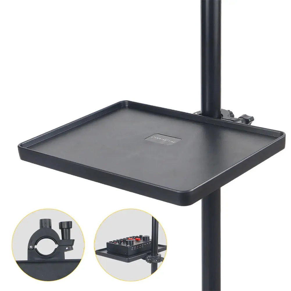 Plateau de support de microphone rectangulaire noir, avec mécanisme de serrage réglable, monté sur une potence avec support pour téléphone afin d’assurer un placement sécurisé des petits articles.