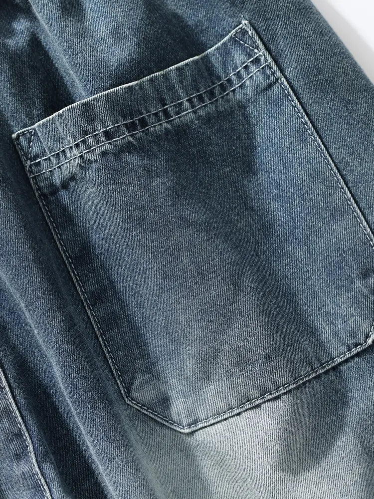 Jean cargo en denim ample pour homme, grande taille : poche en denim teinte foncée au dos, avec coutures visibles et une texture légèrement délavée.