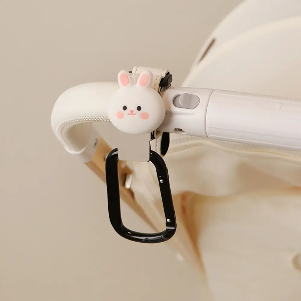 Weiße, hasenförmige PU-Leder-Taschenaufhängung mit pinken inneren Ohren und Wangen, an einem schwarzen Karabiner befestigt, für Bären-Kinderwagenhaken.