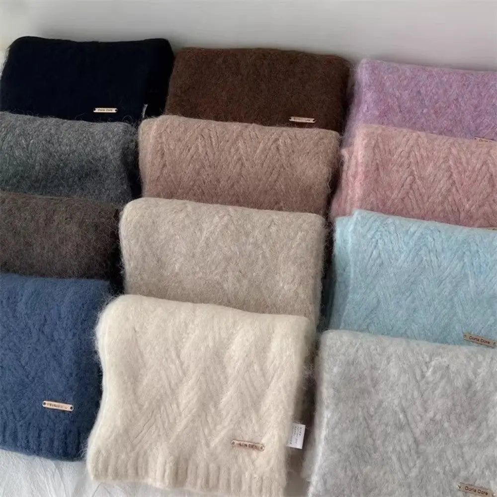 Un conjunto de bufandas de punto suaves y esponjosas en tonos pastel y neutros, diseñadas como chal/calientador de cuello de bufanda de punto de invierno para mujer.