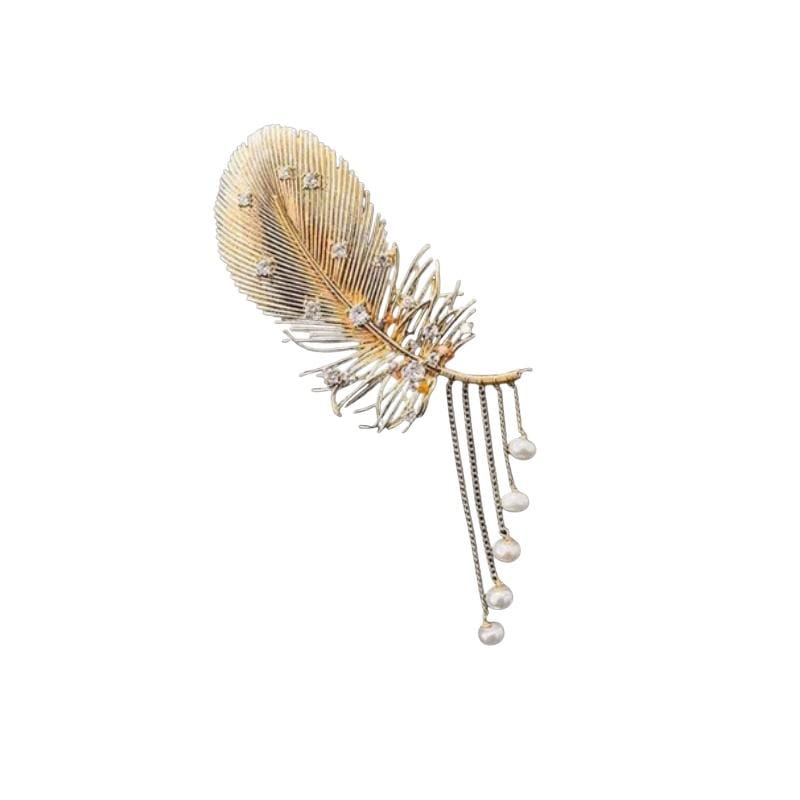 Broche à pompon en perles de plume dorée, présentant une plume dorée délicate ornée de diamants étincelants et de perles blanches pendantes sur de fines chaînes.