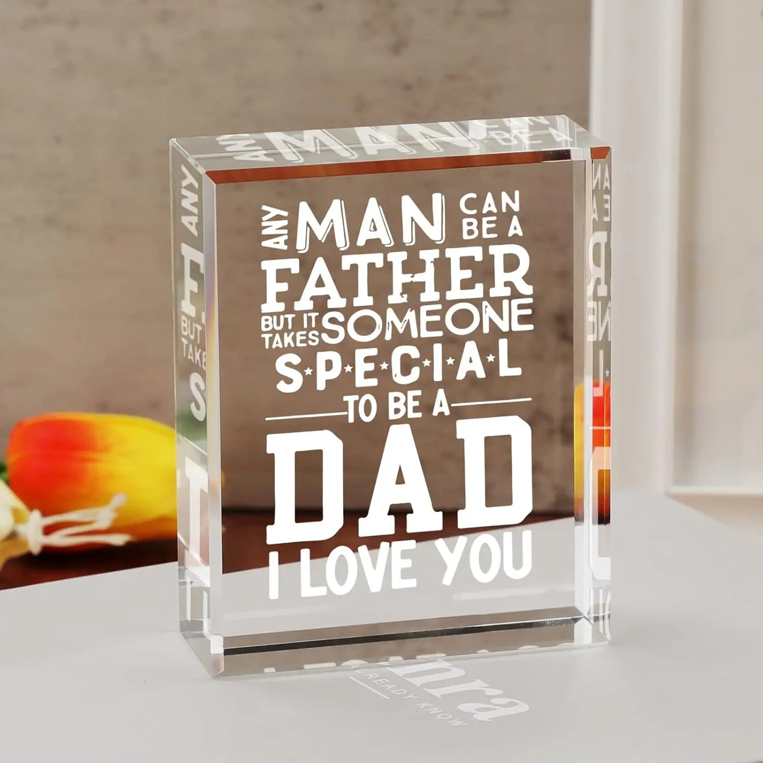 Cubo de acrílico transparente con texto blanco grabado que dice: «Cualquier hombre puede ser un padre, pero se necesita a alguien especial para ser un papá. Te amo, papá.» Bloque de acrílico grabado como regalo de cumpleaños de la hija y el hijo.