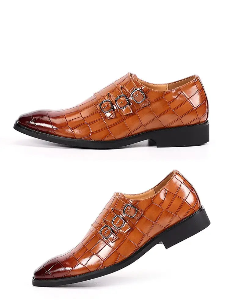 Braune Mönchsriemen-Kleidschuhe aus Leder mit Krokodilmuster für Herren mit drei silberfarbenen Schnallenverschlüssen.