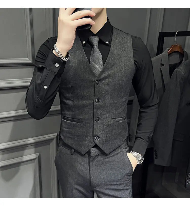Ensemble de costume slim fit pour homme comprenant un gilet en laine texturée gris foncé avec un type de fermeture par cinq boutons noirs et deux poches avant, associé à 9 pantalons courts à la cheville.