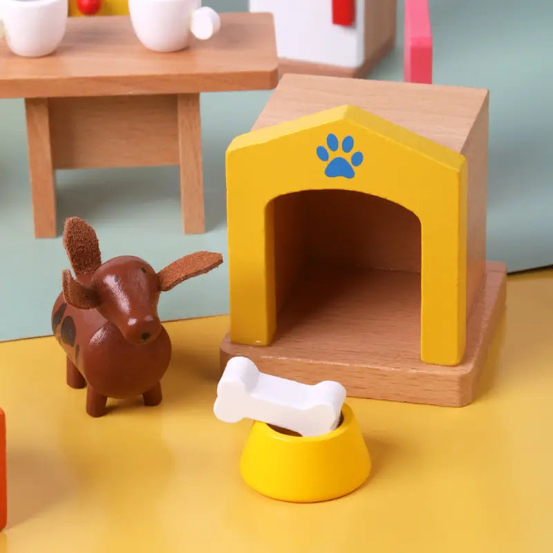 Gelbes Holz-Hundehäuschen mit blauem Pfotenabdruck auf der Vorderseite aus dem Holz-Puppenhaus-Möbelset für Kinder als Miniaturspielzeug.