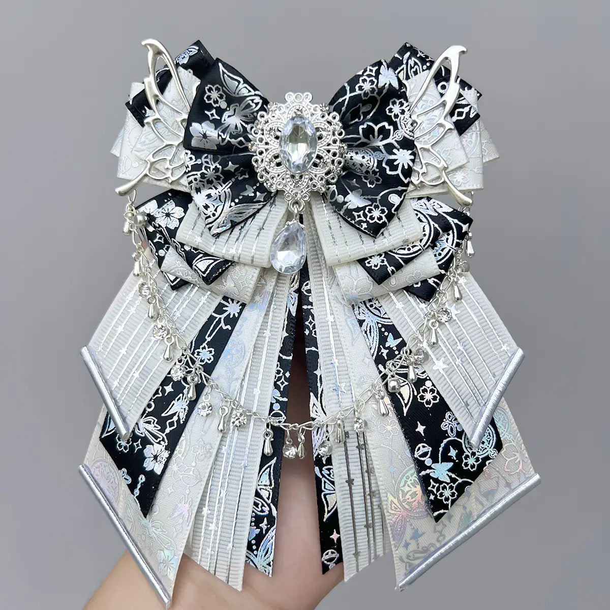 シルバーの金属質アクセントとクリスタルの装飾をあしらった、エレガントな黒と白の柄の手作り補助用扇子風リボン。贅沢なinsスタイルのItaバッグアクセサリーおよびロリータ商品向けの、繊細なチェーンのディテール付きです。