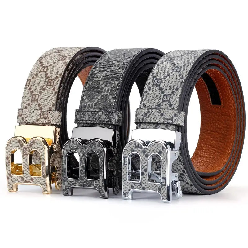 Trois ceintures en cuir pour hommes de marque, automatiques, présentent des sangles en tissu à motif avec des boucles décontractées de luxe dans des finitions or, noir et argent.