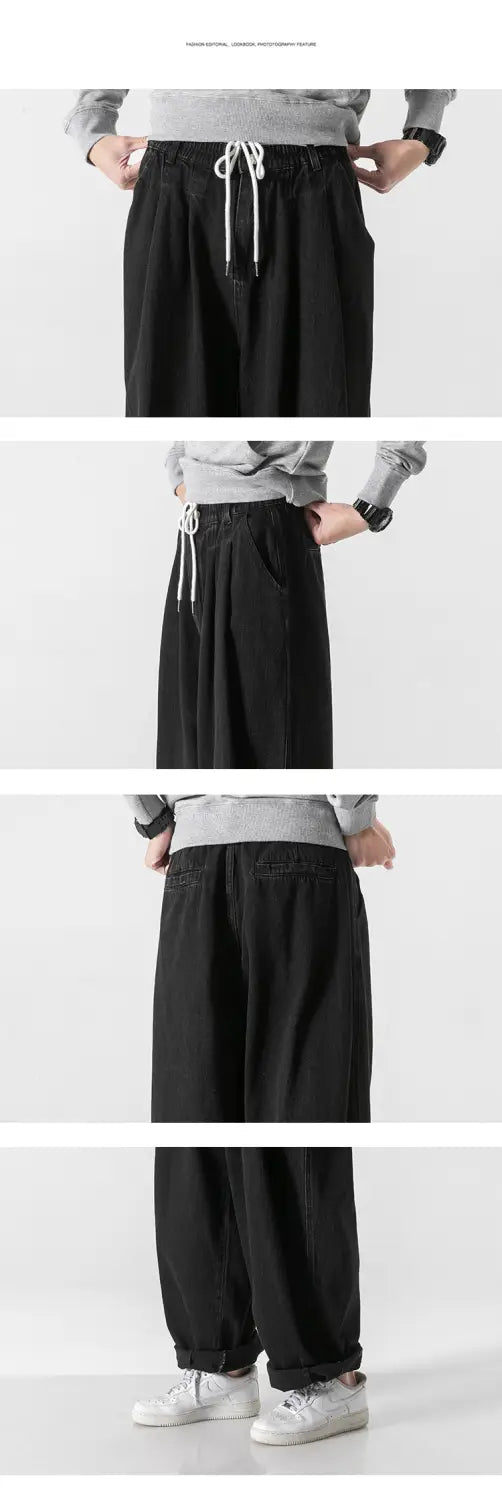 Pantalons en jean noir à jambes larges, avec une taille à cordon de serrage et une coupe ample et décontractée pour hommes, conçus comme des pantalons de style hip hop.