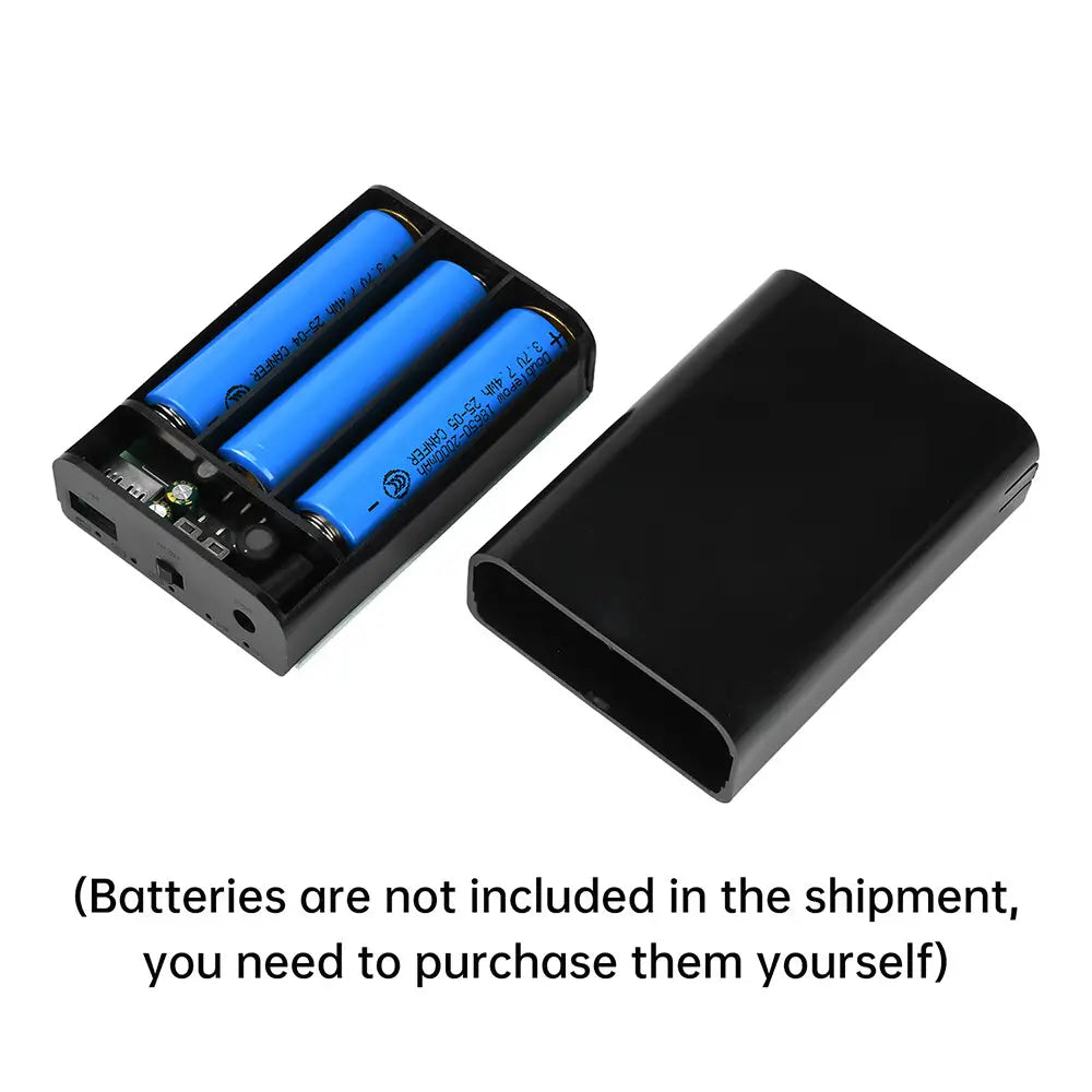 青い円筒形バッテリーを3つのスロットで保持する、内部充電電流およびデュアル5V/12V出力対応の黒色長方形18650 DIYパワーバンクボックス充電器。