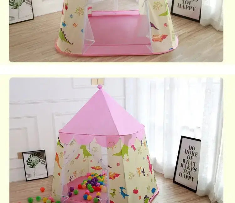 Tente de jeu pliable portable pour enfants dinosaures rose et crème, avec des bords festonnés, conçue comme un château pour jouer à l’intérieur.