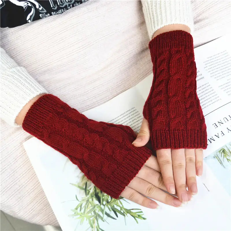 Rote, für die Hände getragene Zopfstrick-Woll-Handschuhe ohne Finger für die Nutzung im Winter