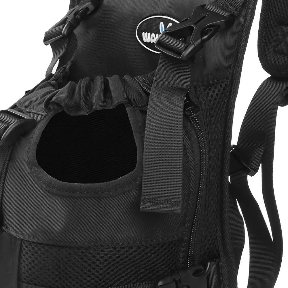 Mochila táctica estilo portamascotas para motocicleta negra con paneles de malla y correas ajustables, diseñada para Suzuki V-Strom y compatible con Ducati Scrambler y Ducati Multistrada.