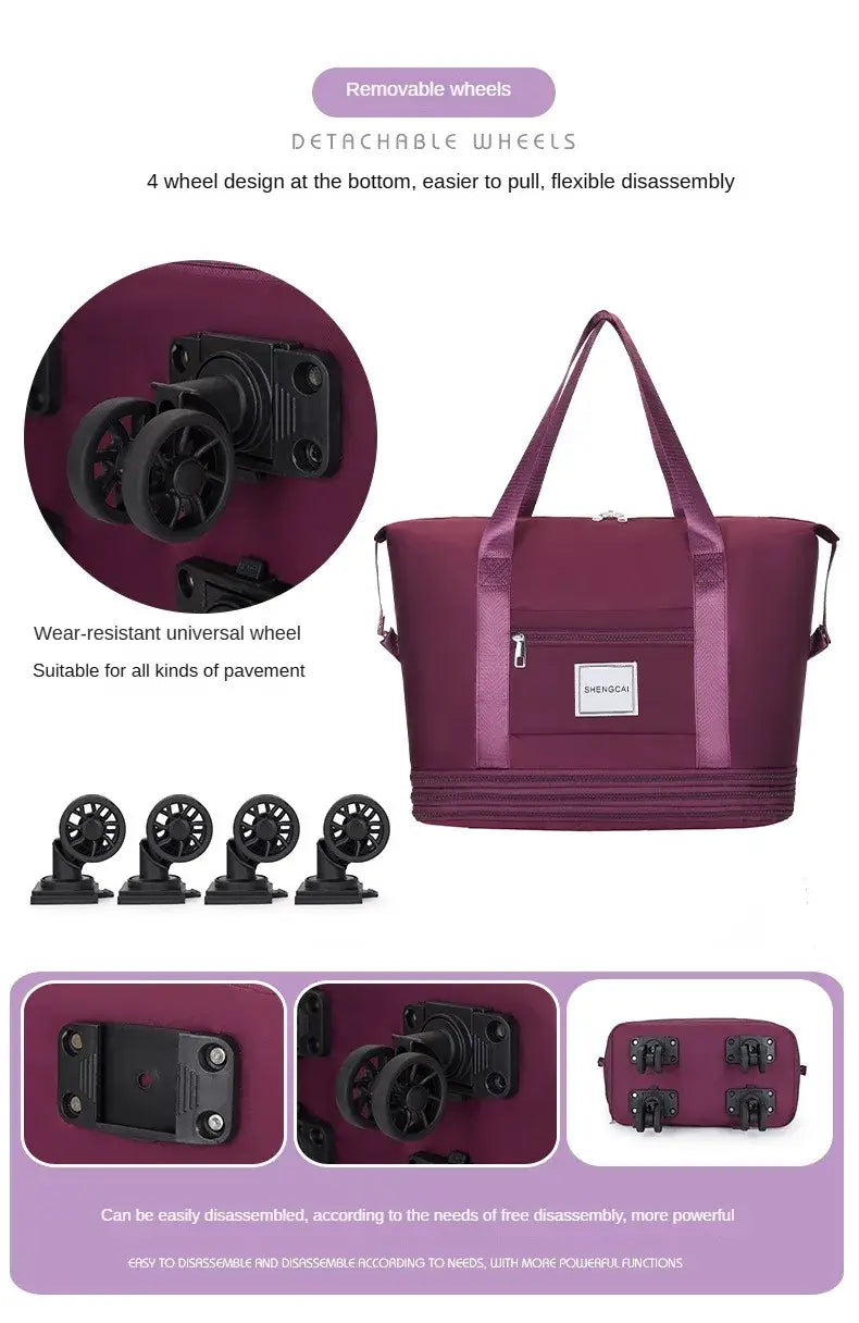 Un sac duffel roulant en tissu bordeaux à grande capacité, avec des roues noires détachables et un petit patch de marque sur l’avant, conçu pour un usage en voyage.