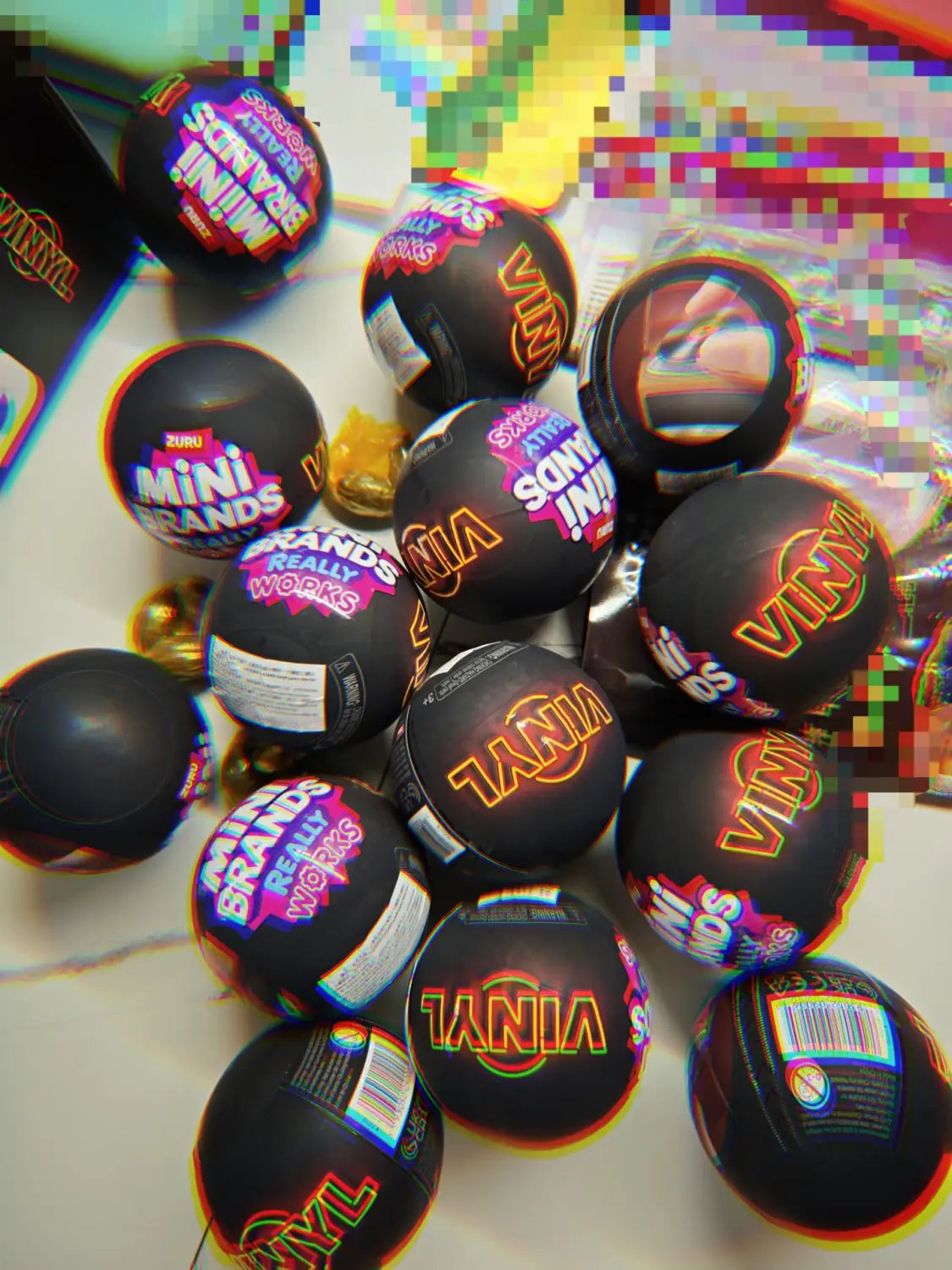 Bolas esféricas negras de misterio con la marca mini Zuru de colores neón vibrantes y texto que incluye el logotipo de las marcas mini Zuru en el embalaje del juguete de vinilos mini Zuru en caja ciega.