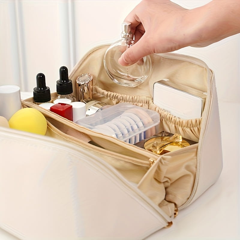 Beige Stoff-Reise-Make-up-Tasche und Kosmetikorganizer mit mehreren Fächern zur Aufnahme verschiedener Beauty-Artikel.