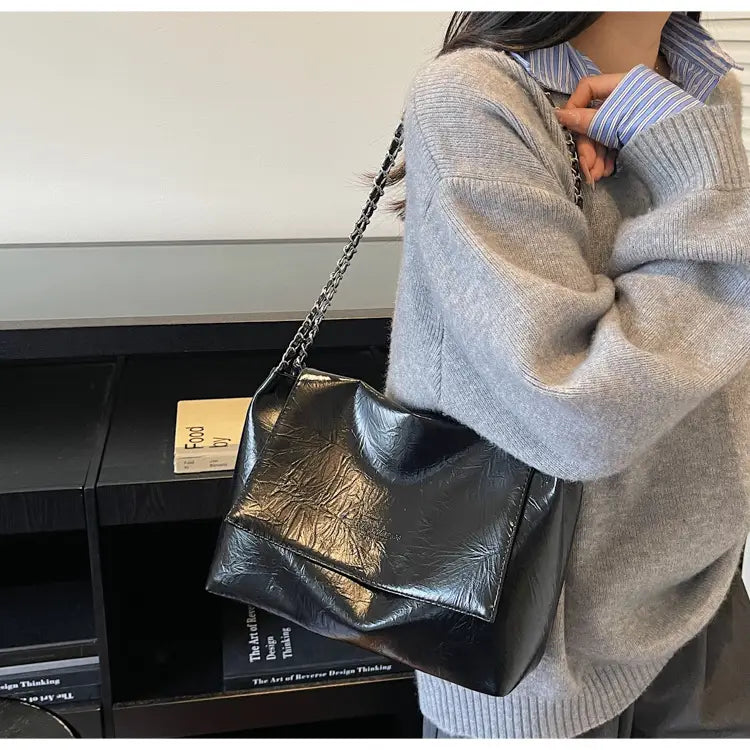 Bolso bandolera negro de piel sintética (PU) brillante con correa de cadena y gran capacidad, adecuado para el uso diario.