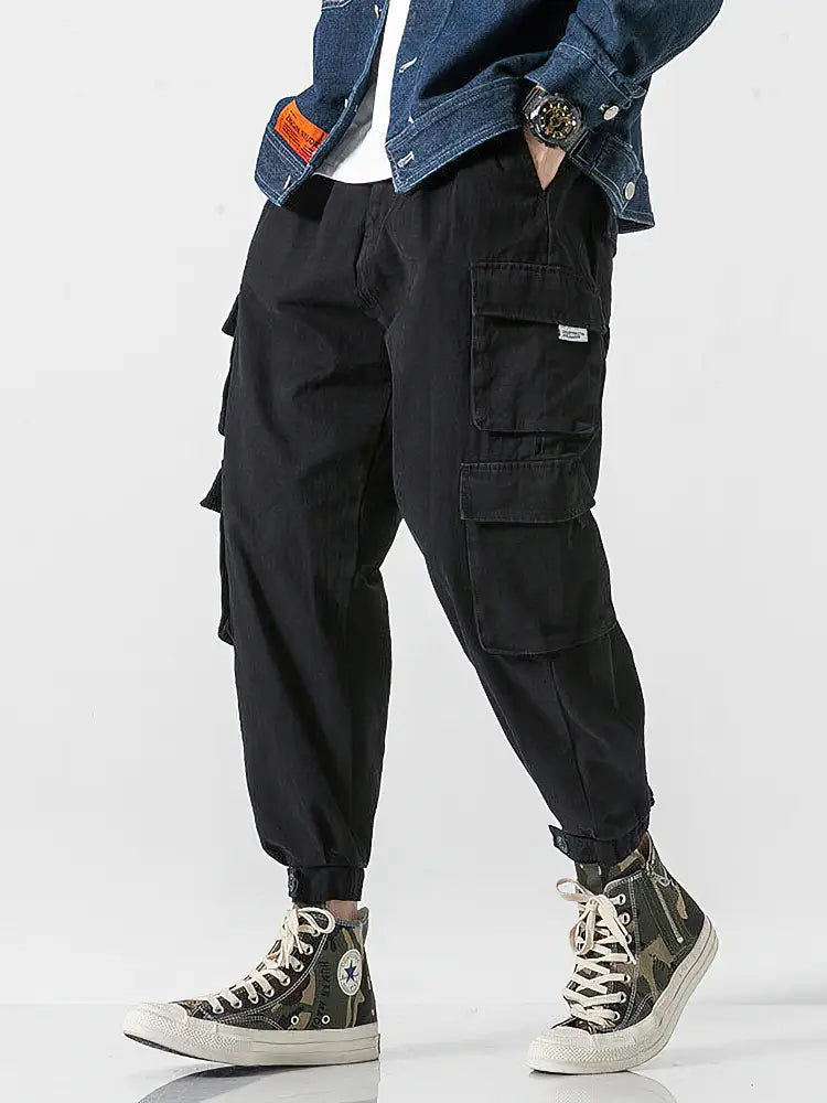 Pantalon jogger cargo coréen noir pour hommes, doté de plusieurs poches et d’une coupe décontractée ample.