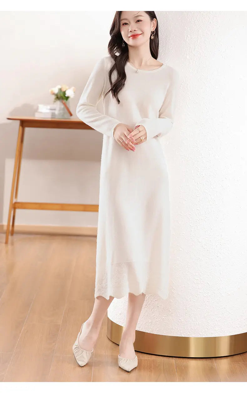 Ein weiches Wollstrickkleid in Off-White mit langen Ärmeln, gesäumter Volantabschlusslinie in Midi-Länge