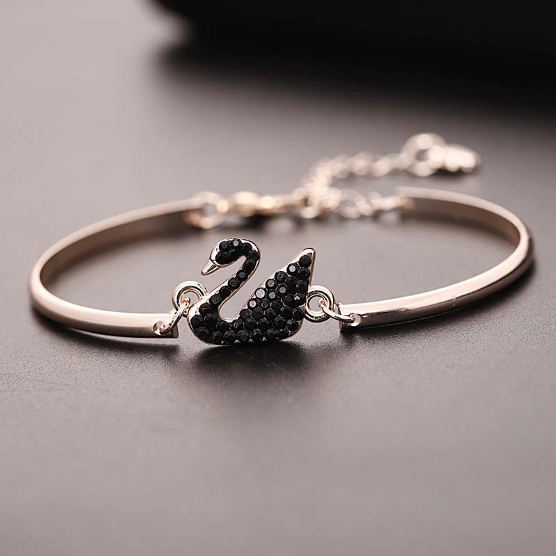 Bracelet jonc à tonalité argent, présentant une breloque de cygne sertie de cristaux noirs, provenant de la collection Bracelet jonc à breloque de cristal de cygne.