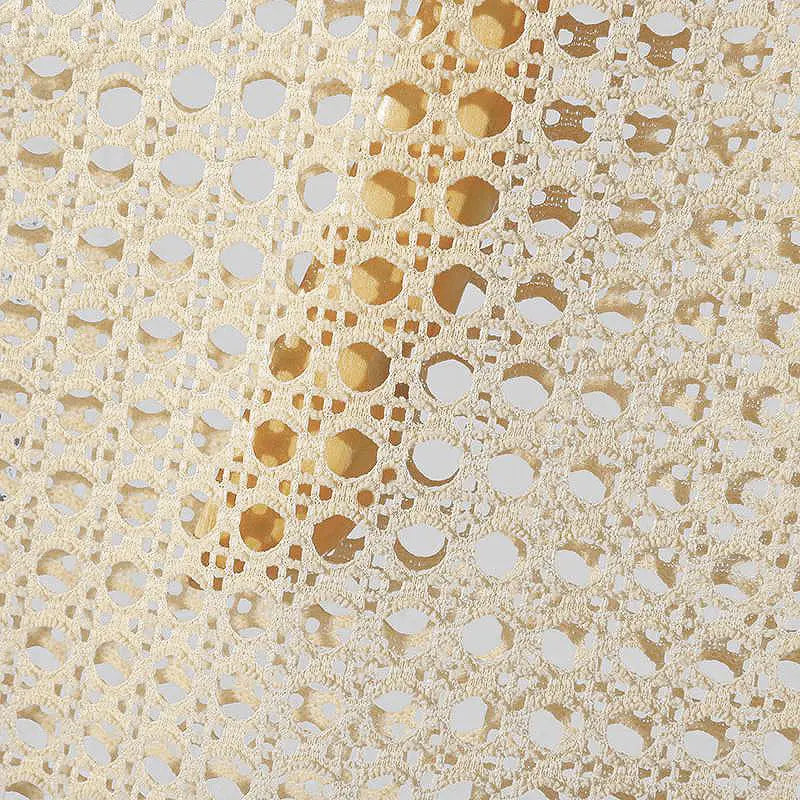 Tissu en dentelle beige avec des motifs circulaires et géométriques découpés avec finesse sur un débardeur en maille pour hommes, chemise d’été décontractée sans manches