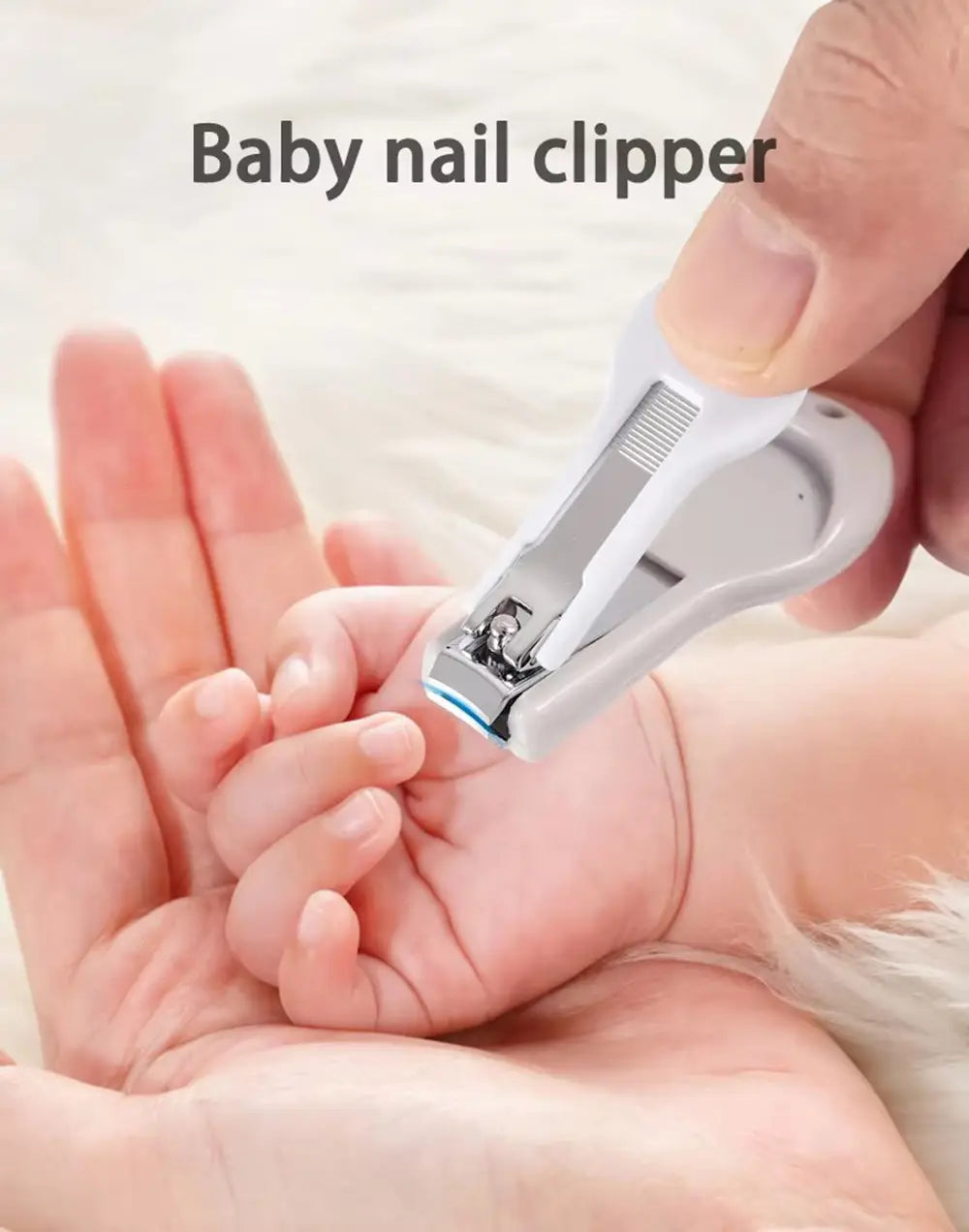 Weiße und silberne Baby-Nagelknipser mit blauem Akzent auf der Schneide vom Baby-Pflege-Set für Neugeborene