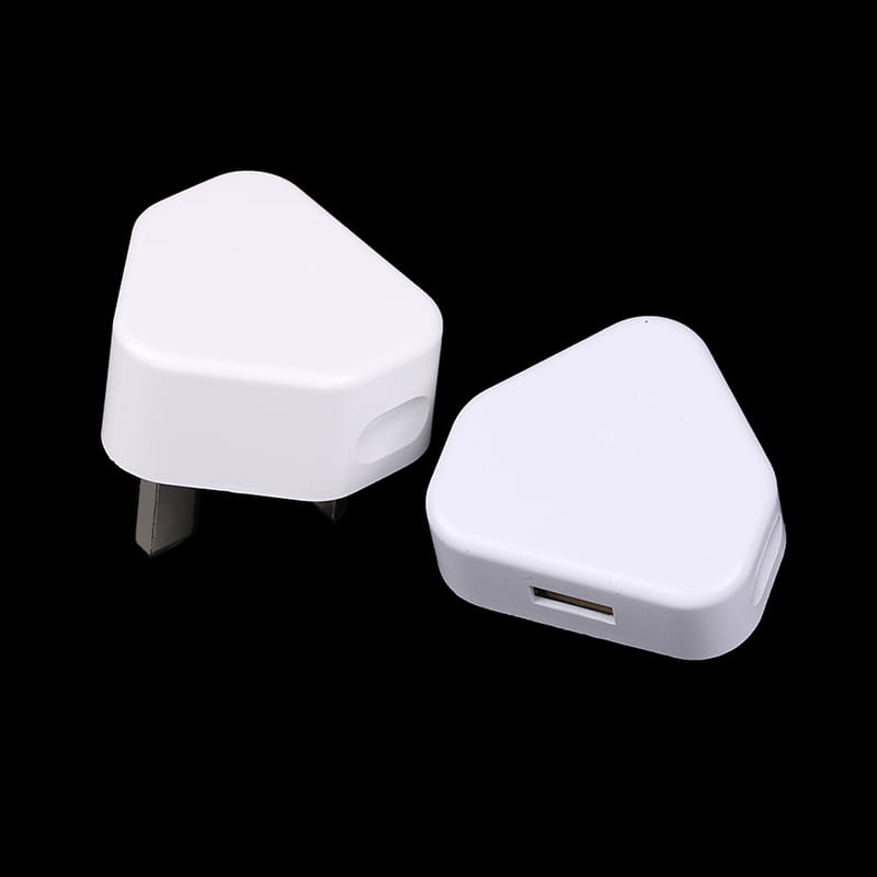 Adaptador de cargador de pared doble USB de 3 clavijas tipo Reino Unido en plástico blanco con diseño triangular y enchufe de tres clavijas.