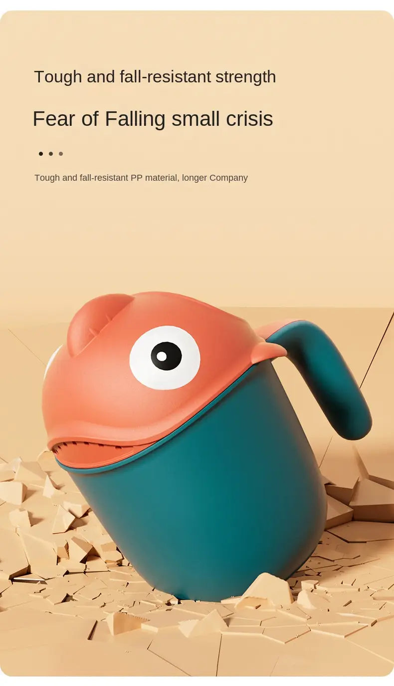Taza de enjuague para baño de bebé de plástico con forma de dinosaurio en color turquesa y naranja, con asa diseñada como un cabezal de ducha con forma de pez.