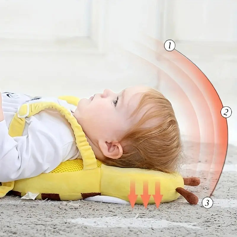 almohada de soporte para el cuello del bebé con forma de plátano, color amarillo, con detalles del tallo marrón, diseñada como almohada de seguridad antivuelco tipo mochila de abeja