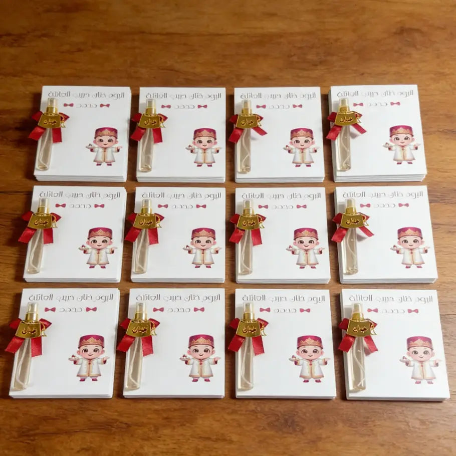 faveur personnalisée pour carte cadeau de parfum de mariage, présentant des mini-bouteilles de parfum avec des capuchons dorés et des rubans rouges, conditionnées avec élégance dans des boîtes blanches ornées de personnages de dessin animé illustrés